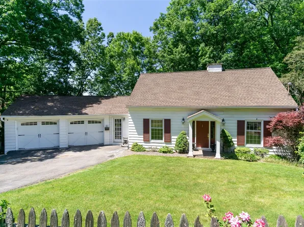 905 Cherry Ln, Vestal, NY 13850