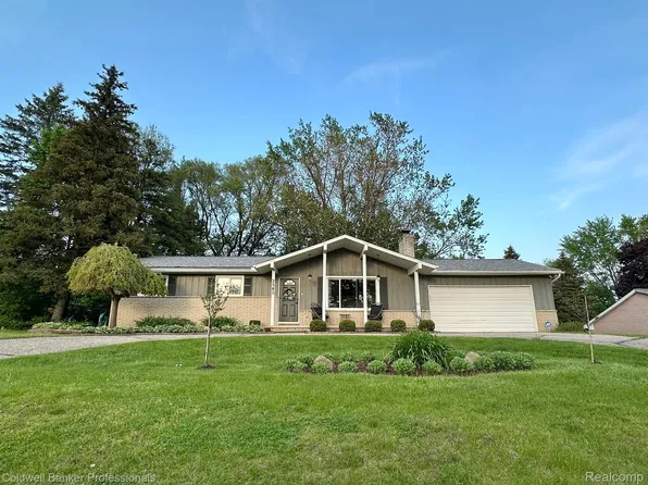 2585 Freeman Dr, Lake Orion, MI 48360