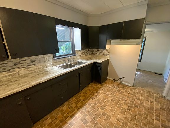 3rd image of 17 Fairweight Ave