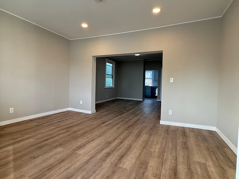 953 Roup Ave — Photo 3