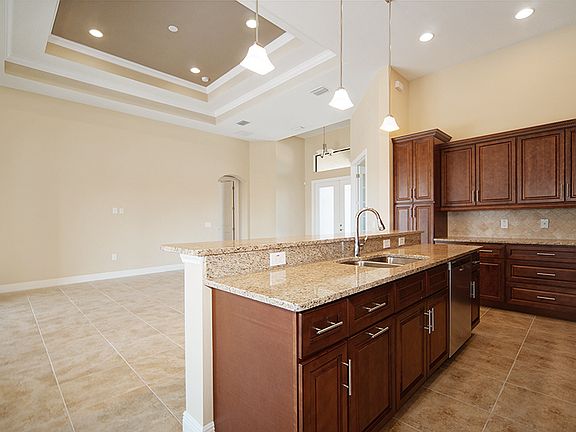 5th image of 4625 SW 22nd Ave