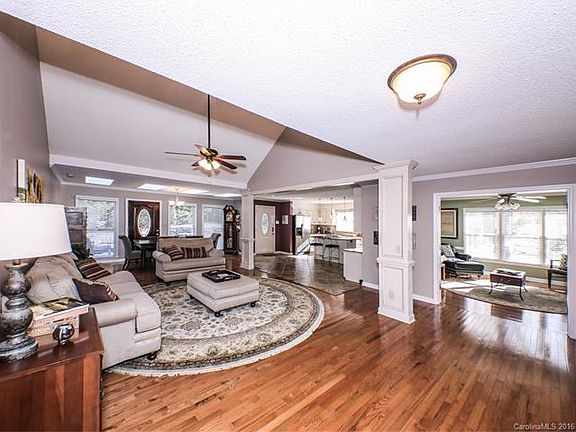 3rd image of 916 Brittany Ct
