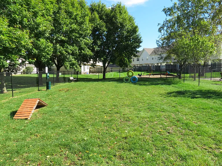 Ashworth Pointe & Foxboro Townhomes — Photo 39