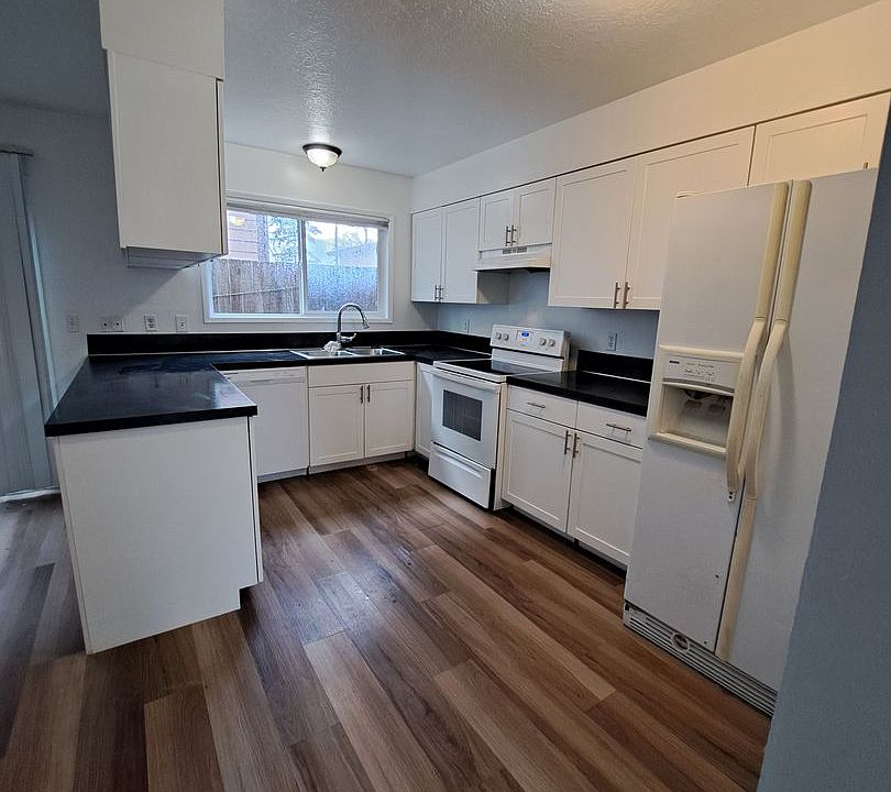 1st image of 1125-1131 NE 69th Ave #1129