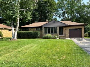4175 Woodstock Rd, Waterford, MI 48328