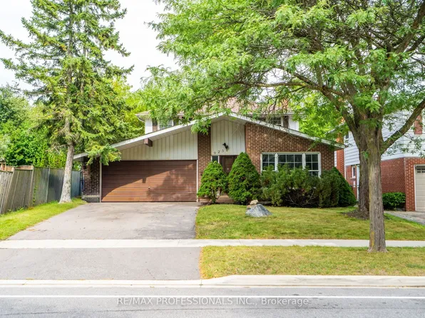 925 Runningbrook Dr, Mississauga, ON L4Y 2S6