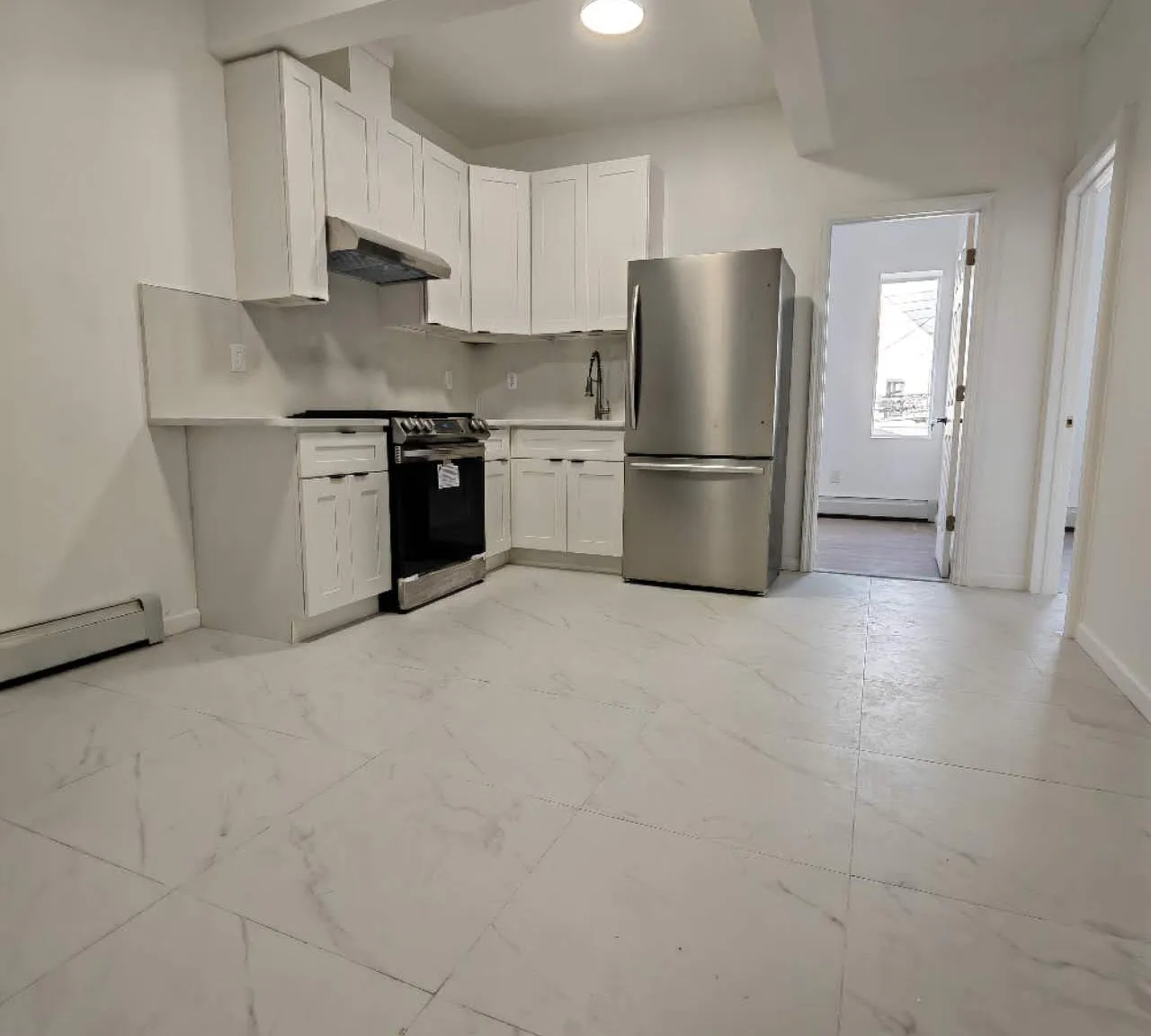 3 bed, 1.5 bath, 1000 sqft, $3,100 — Photo 2