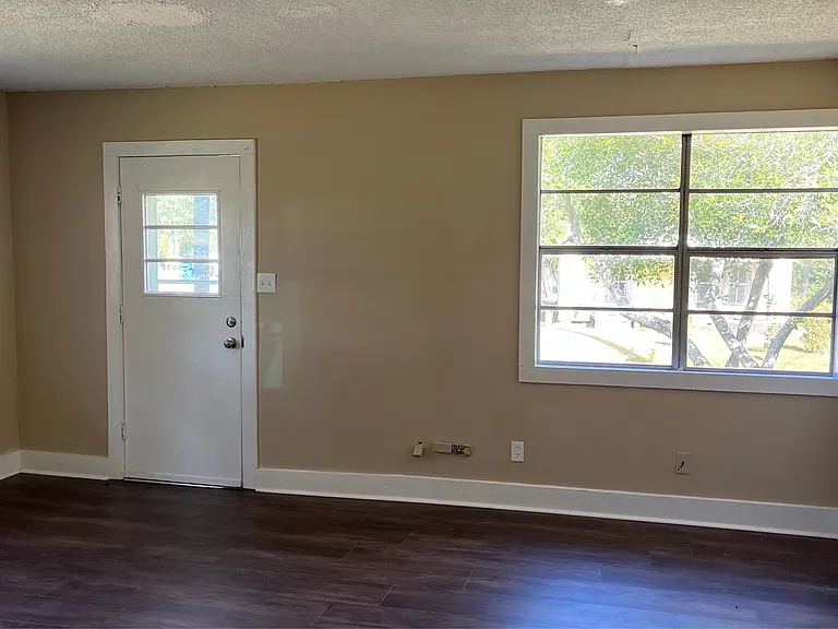 617 E Madison St — Photo 5