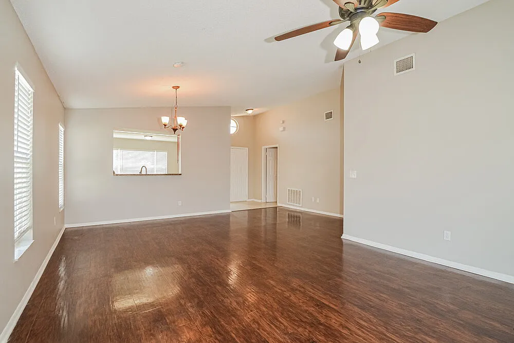 3 bed, 2.0 bath, 1410 sqft, $3,180 — Photo 4