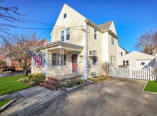 51 School St, Malverne, NY 11565
