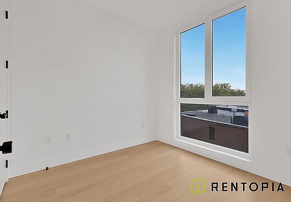 4th image of 426 Tompkins Ave #1G