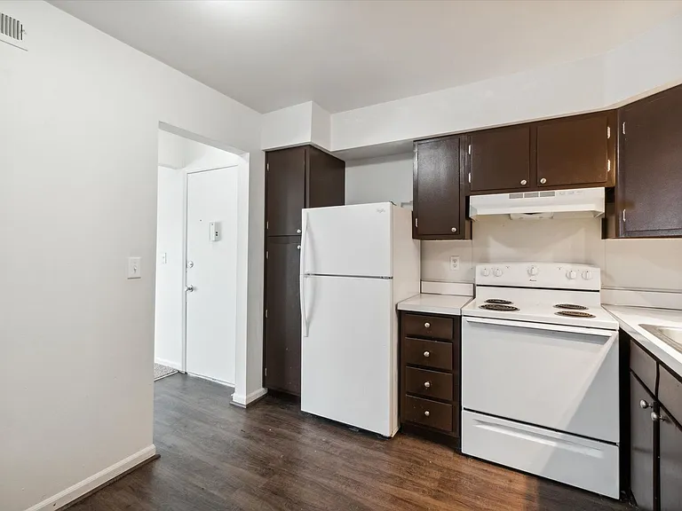 Country Club Park Apartments (320 S. Drake LLC) — Photo 3