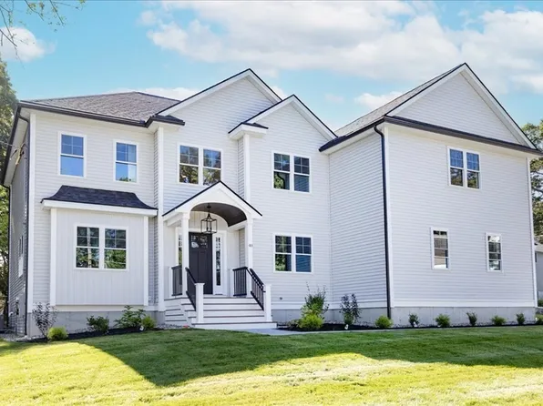 40 Lantern Ln, Burlington, MA 01803
