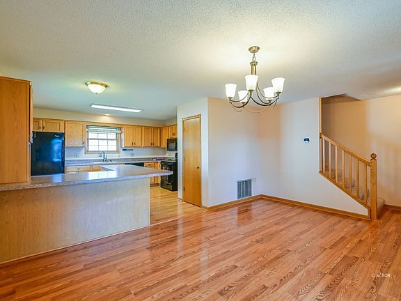 3rd image of 2 Strathmore Blvd