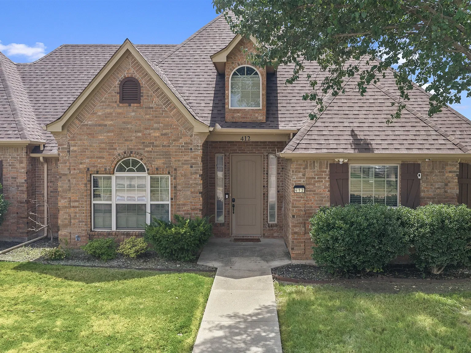 4 bed, 2.0 bath, 2024 sqft, $2,400 — Photo 2