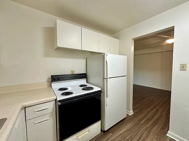 Edgewood Apartments — Photo 11