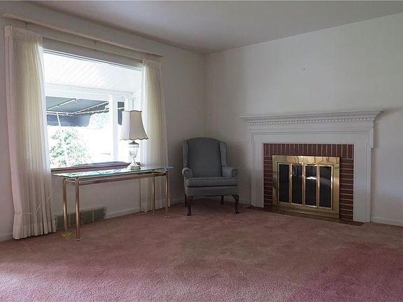 2nd image of 815 Birch Hill Dr