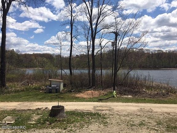 3rd image of 400 Long Lake Dr