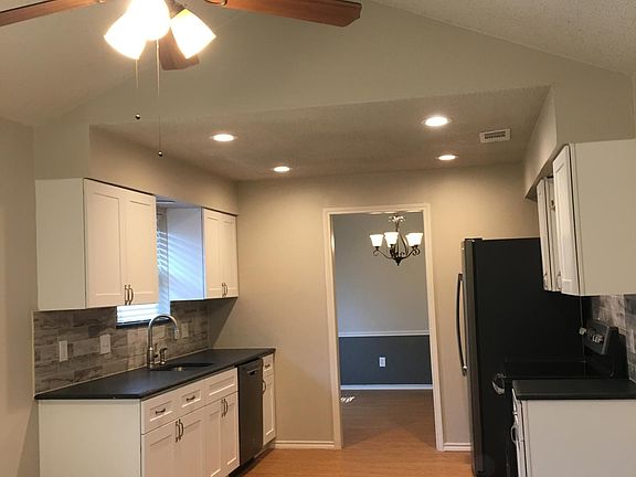 4th image of 3504 Churchill Ln