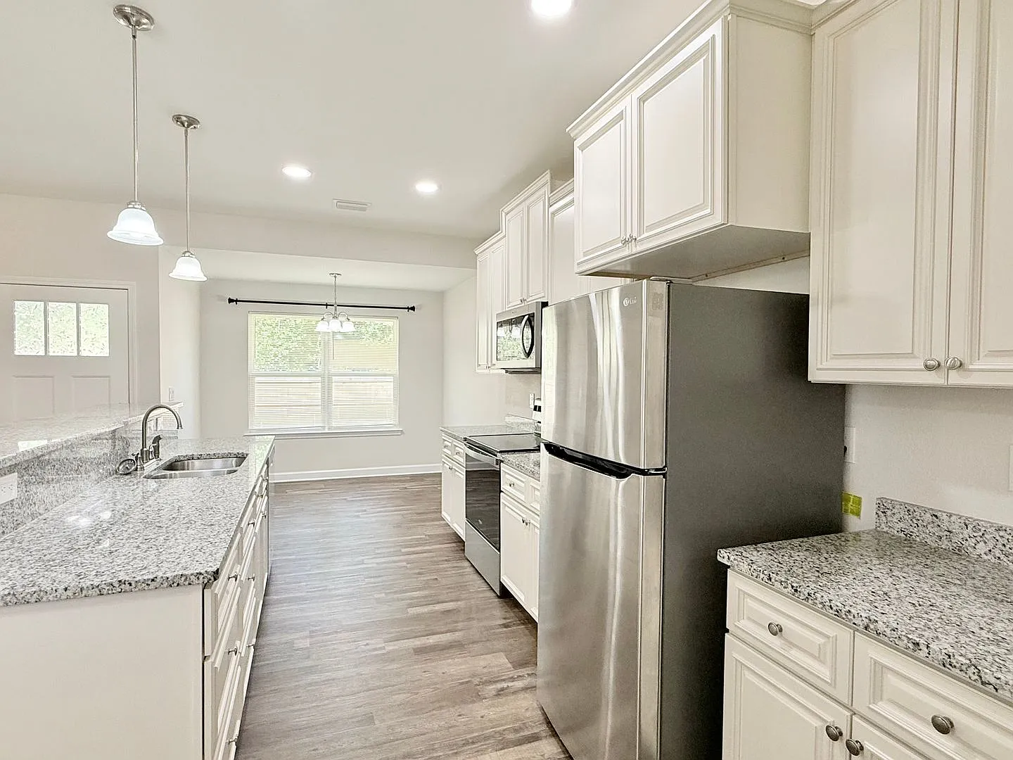 Beautiful 3-Bedroom Home - Open Split Floor Plan — Photo 4