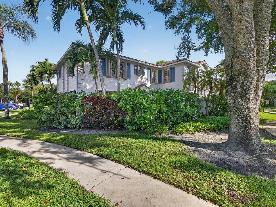 350 Prestwick Cir #4