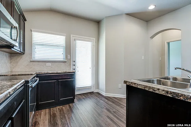 1041 Lauren St — Photo 12