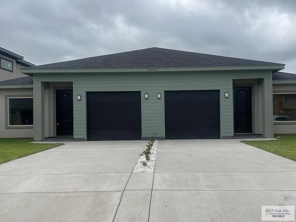3 bed, 2.0 bath, 910 sqft, $1,700 — Photo 1