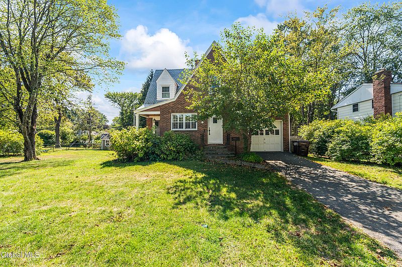 2nd image of 142 Kenwood Avenue