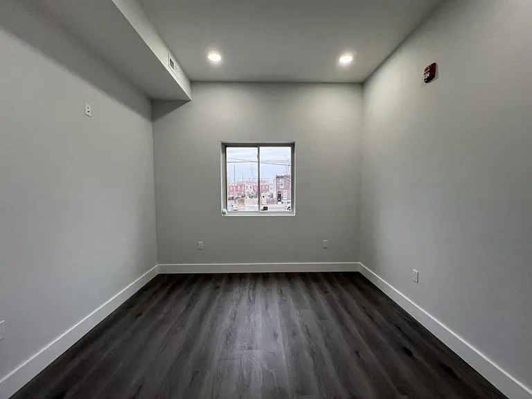 2439 N Marshall St — Photo 15