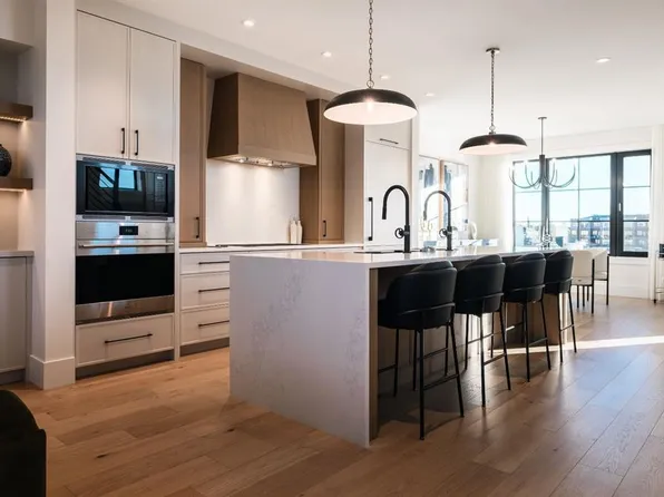 1700 E 73rd St SW #102, Calgary, AB T3H 3X1