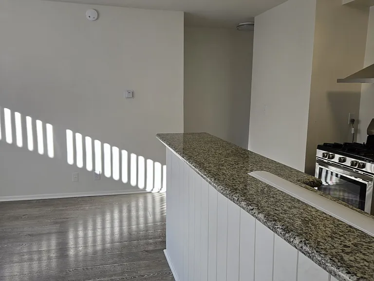 821 9th St #10 — Photo 7