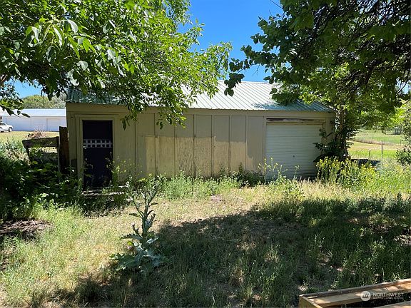 5th image of 2090 James Avenue