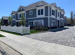 64 Park Ave APT 1F, Bay Shore, NY 11706
