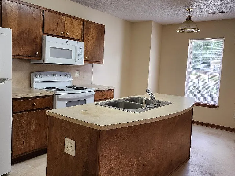 1114 Brownlea Dr — Photo 3
