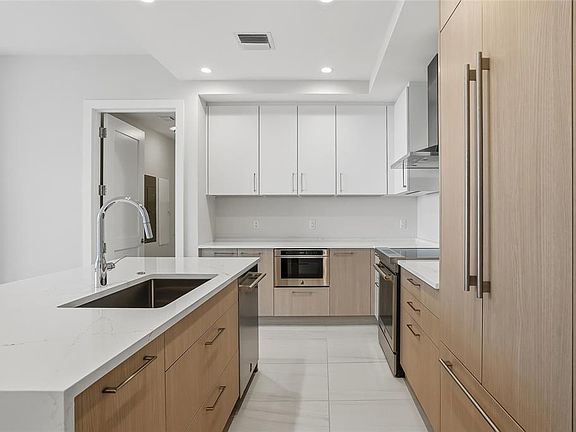 5th image of 275 1st Ave S #1008