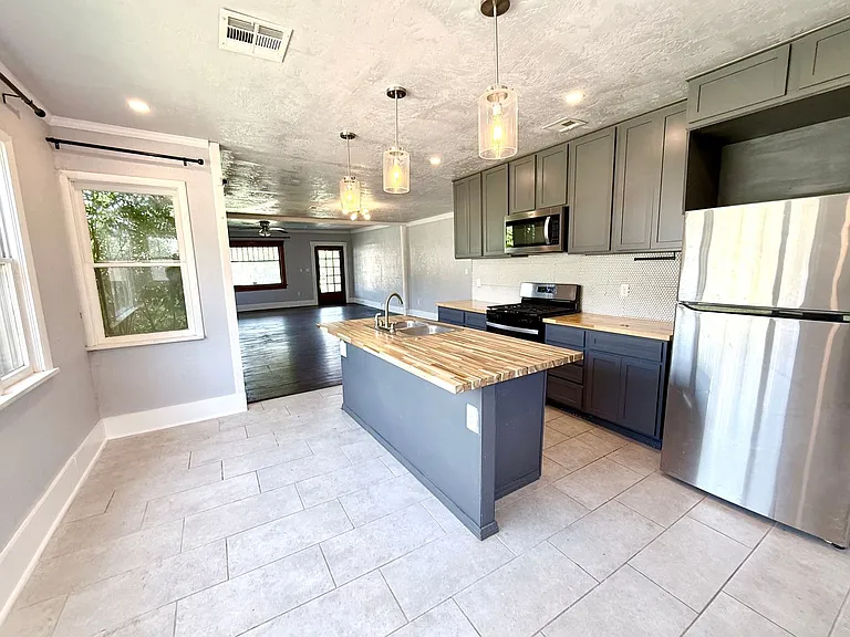 630 NW 22nd St — Photo 3