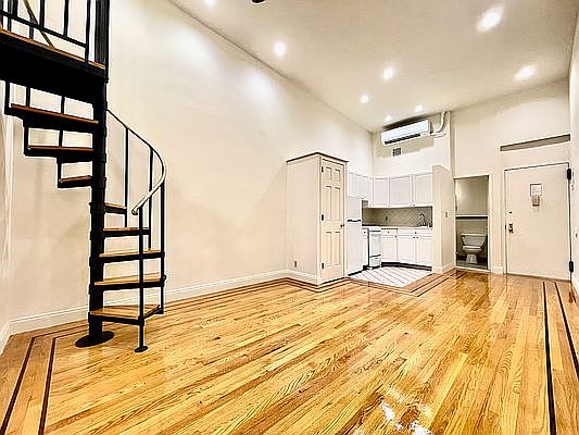 2nd image of 531 W 45th St APT 5A