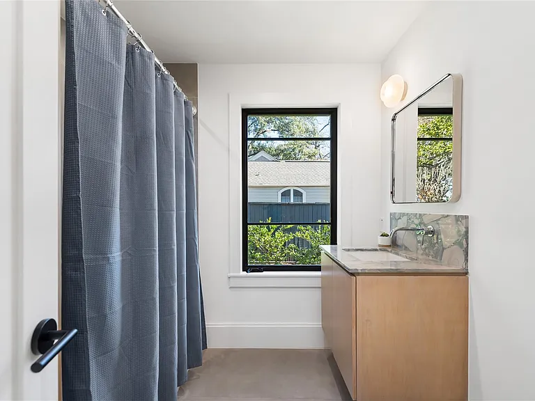 419 W 30th St — Photo 34