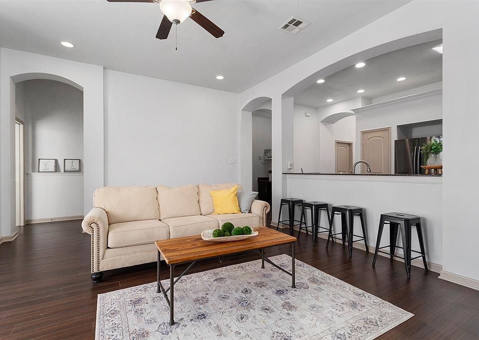 1st image of 2617 Red Oak Circle