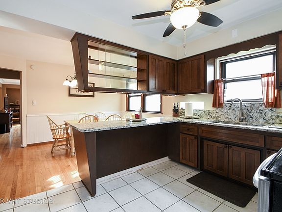 3rd image of 4220 W Fairfax St