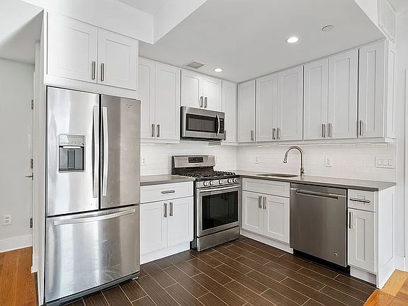 4th image of 25 Lexington Ave #202