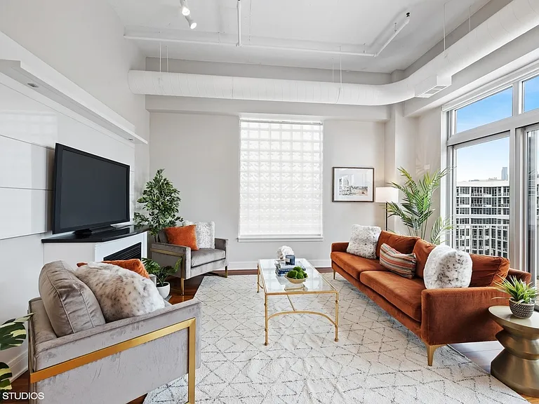 950 W Monroe St #901 — Photo 3