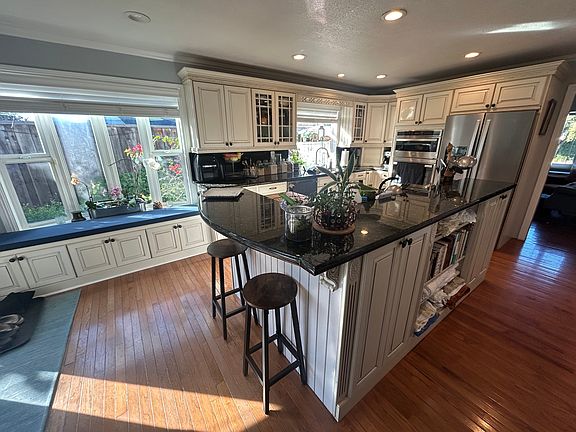 4th image of 1550 Bluebonnet Way
