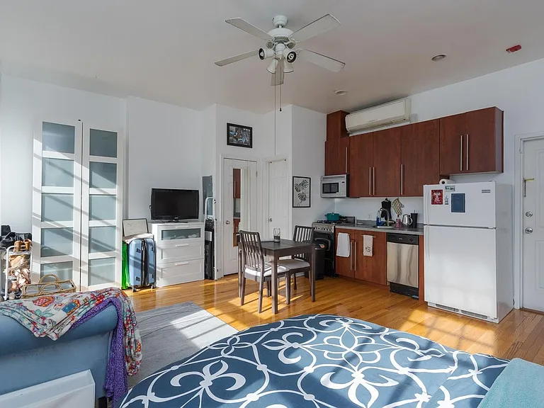 711 Walnut St — Photo 3