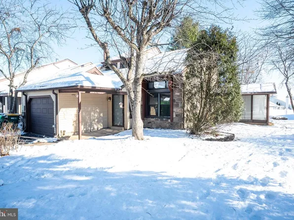 220 Stoneybrook Ct, Langhorne, PA 19047