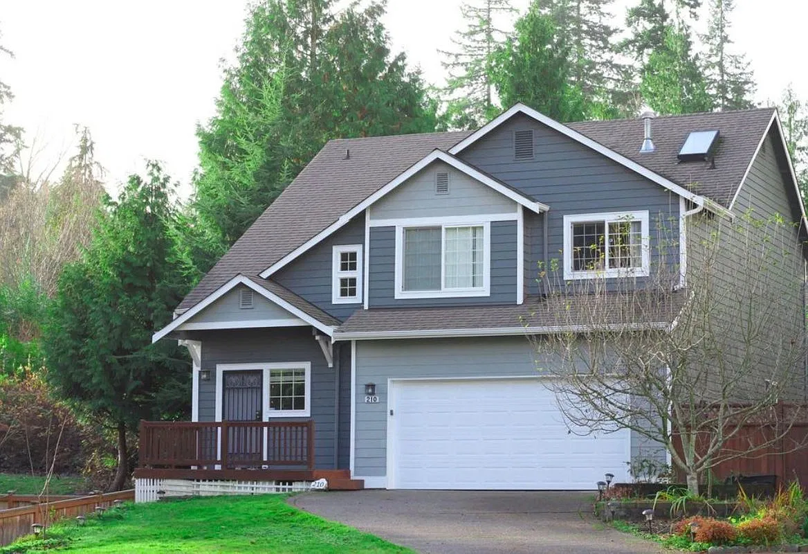 210 169th St SE — Photo 1
