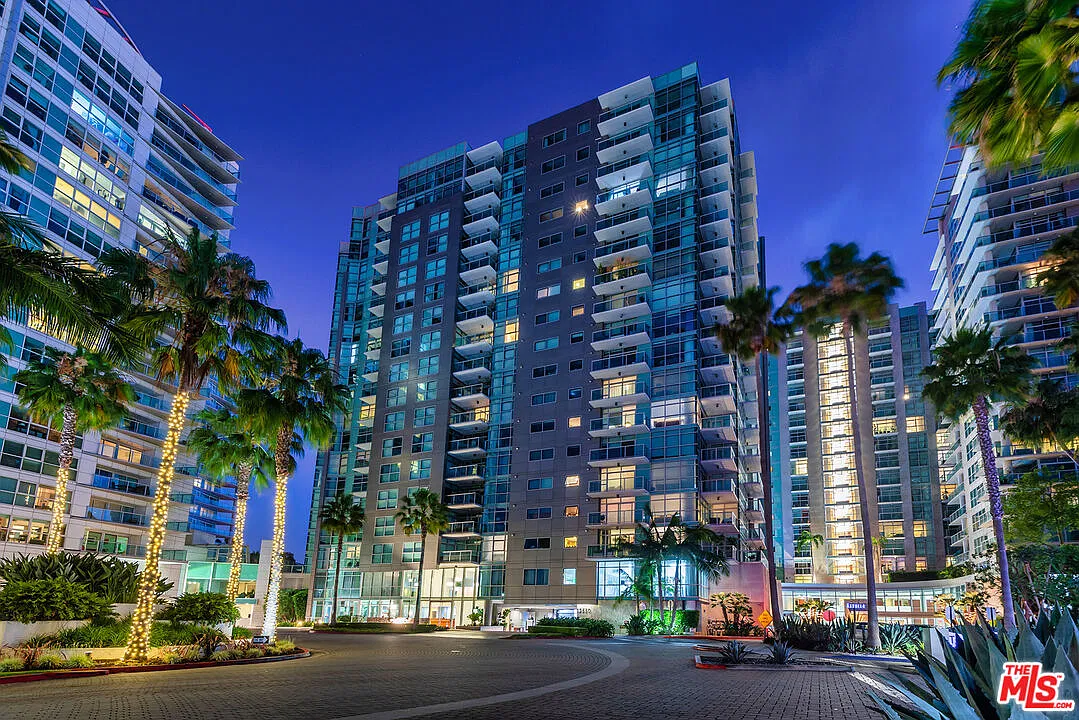 2 bed, 2.5 bath, 2500 sqft, $9,300 — Photo 4