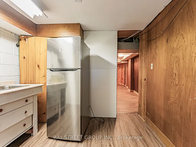 394 Centre St E #LOWER — Photo 5