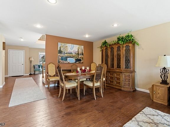 5th image of 25 Stone Row Ln