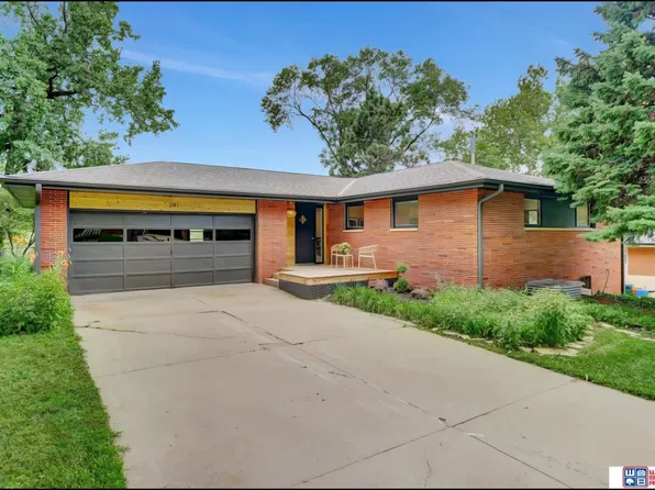 241 Wedgewood Dr, Lincoln, NE 68510